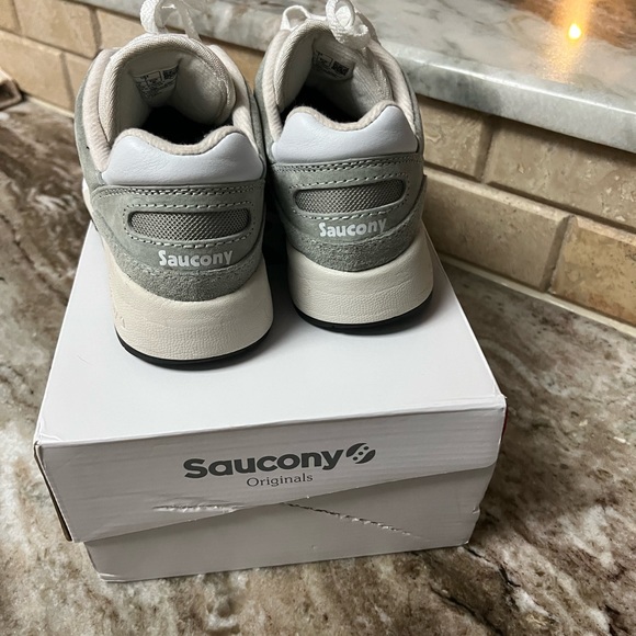 Saucony tennis shoes M7/W8.5. Worn once around the house - Picture 3 of 4